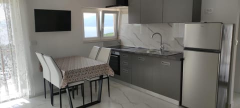 Kitchen or kitchenette, Dining area, pet friendly, stove