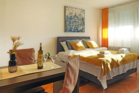 Bed, Day, Bedroom, towels