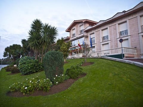 Facade/entrance, Garden