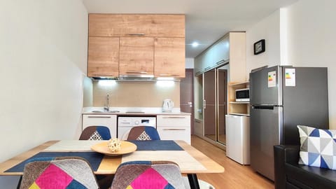Kitchen or kitchenette, Seating area, Dining area, minibar, stove