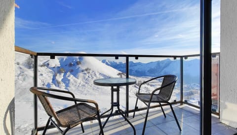 View (from property/room), Balcony/Terrace, Mountain view