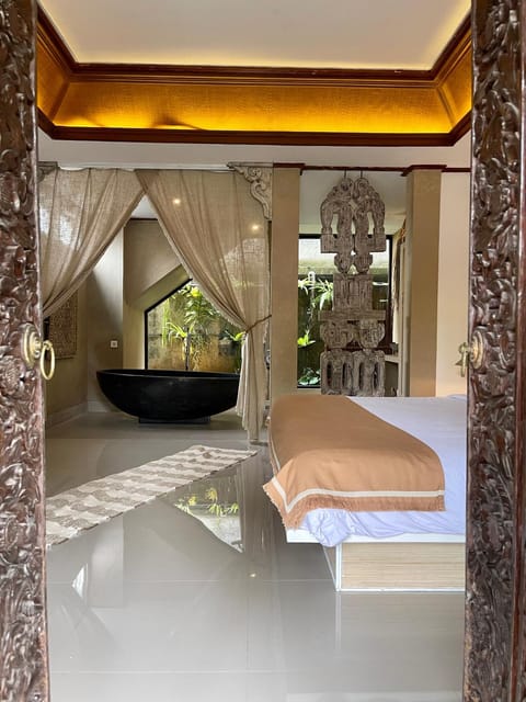 Bed, Garden, Bathroom, Photo of the whole room, Decorative detail, Bedroom, Bath