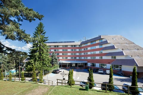 Property building, Facade/entrance, Parking