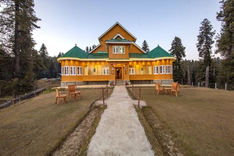 Property building, Day, Natural landscape, Garden, Garden view