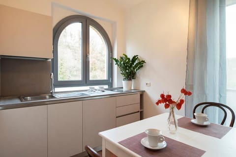 Kitchen or kitchenette, Dining area
