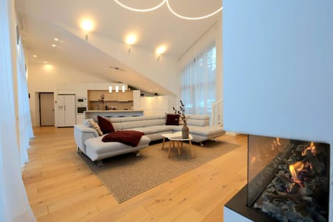 TV and multimedia, Kitchen or kitchenette, Living room, Seating area