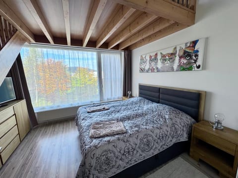 Bed, TV and multimedia, Bedroom, Garden view