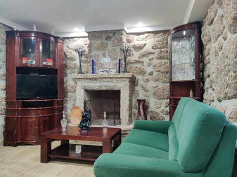 TV and multimedia, Living room, Seating area, flat iron