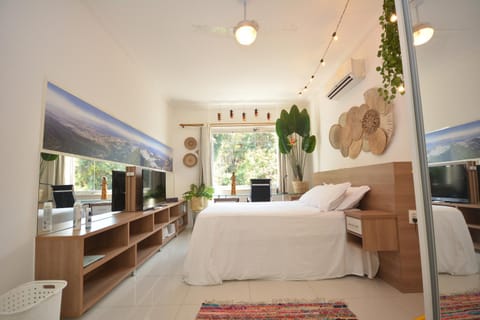 Bed, TV and multimedia, Photo of the whole room, Bedroom, fireplace, air conditioner