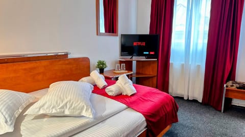 Bed, TV and multimedia, Balcony/Terrace, Photo of the whole room, minibar, towels
