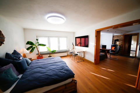 Bed, TV and multimedia, Living room, Photo of the whole room, Seating area, Evening entertainment, Bedroom, Quiet street view