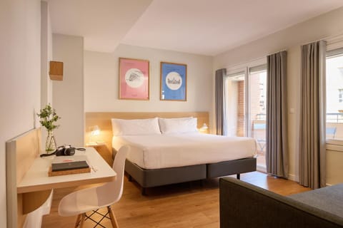 Bed, Balcony/Terrace, Photo of the whole room, Seating area, Bedroom