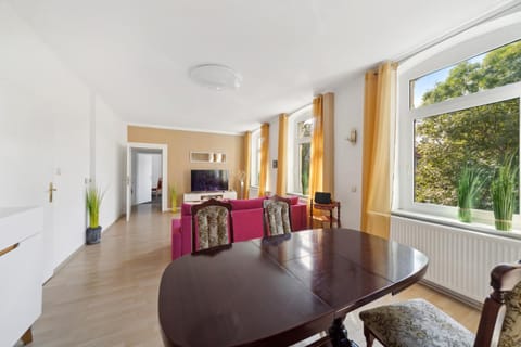 Communal lounge/ TV room, TV and multimedia, Living room, Dining area
