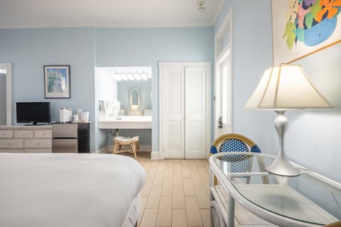 Deluxe Queen at the Curry Mansion - Parking & Heated Pool! Inn in Key West