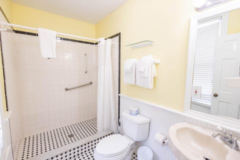 Deluxe Queen at the Curry Mansion - Parking & Heated Pool! Inn in Key West