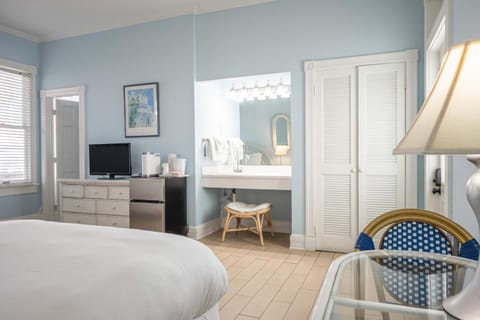 Deluxe Queen at the Curry Mansion - Parking & Heated Pool! Inn in Key West