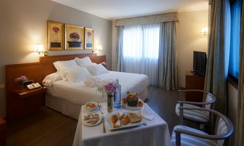 Bed, Photo of the whole room, Bedroom, Breakfast, room service