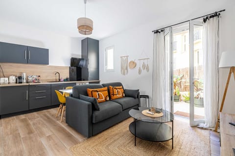 Kitchen or kitchenette, Living room, Seating area, Dining area, stove