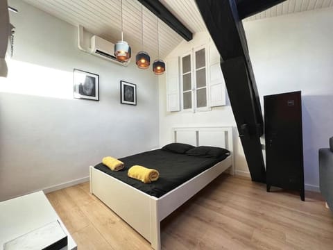 Bed, Photo of the whole room, Bedroom