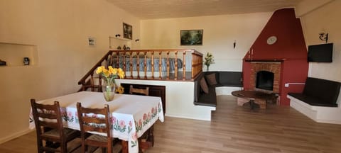 Bed, TV and multimedia, Living room, Seating area, Dining area, flat iron