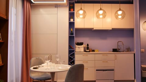 Kitchen or kitchenette, Dining area