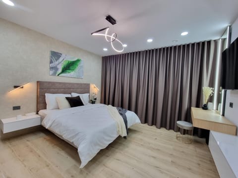 Bed, TV and multimedia, Bedroom