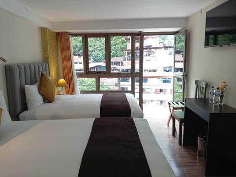 Bed, TV and multimedia, Photo of the whole room, Bedroom