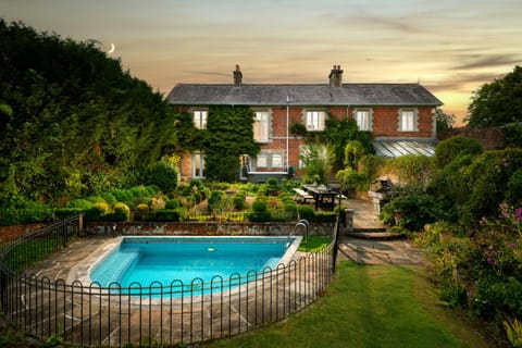 Property building, Garden, Hot Tub, Swimming pool