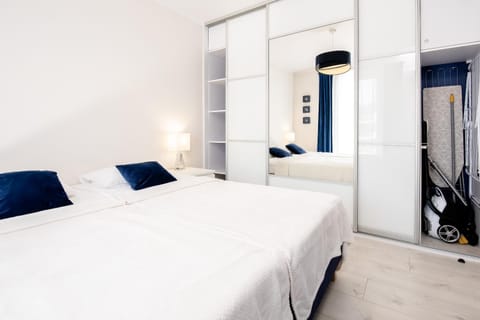 Bed, TV and multimedia, Photo of the whole room, Bedroom, wardrobe