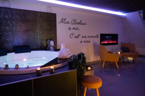 Hot Tub, Hot Tub, Spa and wellness centre/facilities, fireplace, fireplace
