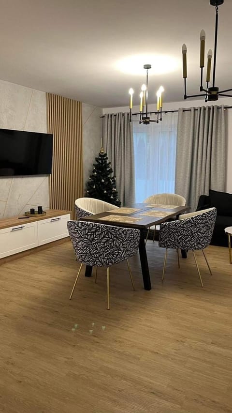 Communal lounge/ TV room, TV and multimedia, Living room, Seating area, Dining area, Evening entertainment