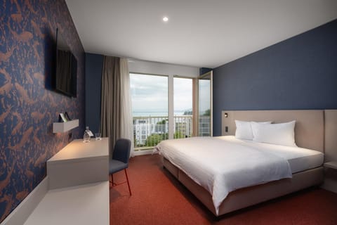 Bed, TV and multimedia, Photo of the whole room, Bedroom