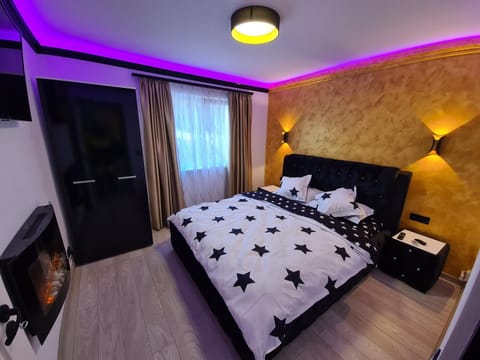 Bed, TV and multimedia, Photo of the whole room, Bedroom
