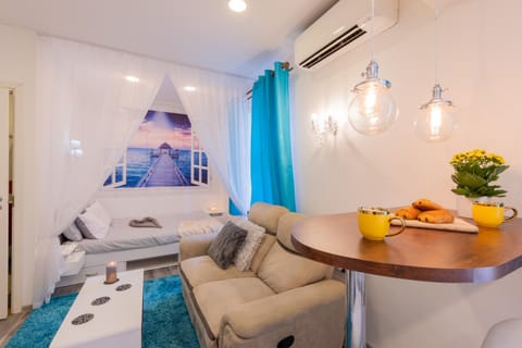 Living room, Food and drinks, Seating area, Dining area, Food, air conditioner