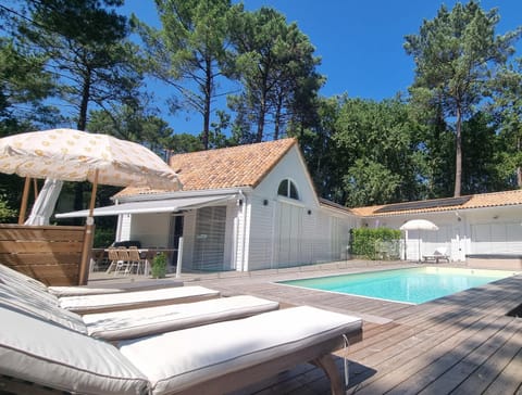 Dining area, Swimming pool, sunbed