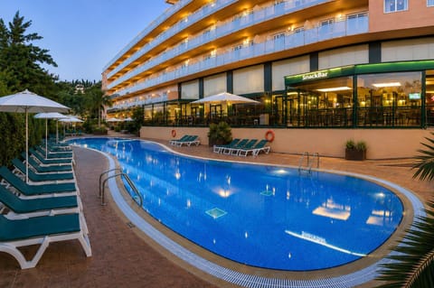 Property building, Day, Pool view, Swimming pool, sunbed