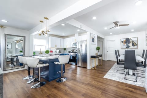 Luxury Villa with Hot Tub! Minutes to Beach & Bars House in Belmont Shore