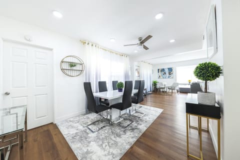 Luxury Villa with Hot Tub! Minutes to Beach & Bars House in Belmont Shore