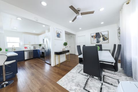 Luxury Villa with Hot Tub! Minutes to Beach & Bars House in Belmont Shore