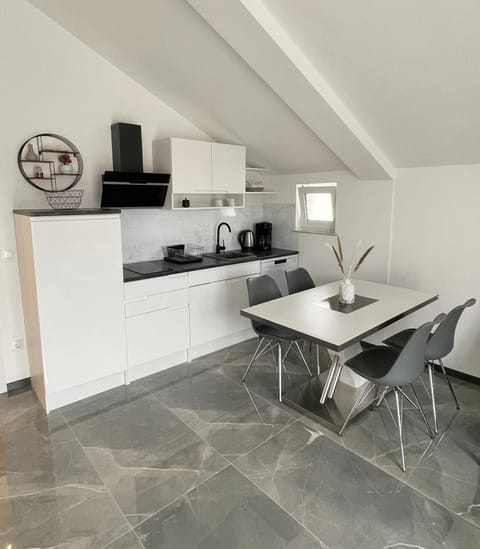 Coffee/tea facilities, Kitchen or kitchenette, Dining area, dishwasher, stove