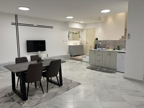 TV and multimedia, Seating area, Dining area