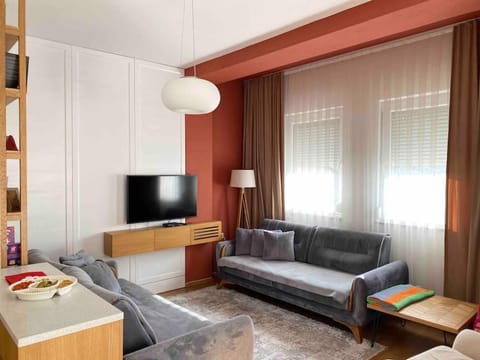 Communal lounge/ TV room, Bed, TV and multimedia, Living room, Photo of the whole room, Seating area, Evening entertainment, Bedroom