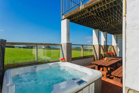Property building, Hot Tub, Balcony/Terrace