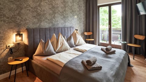 Bed, TV and multimedia, Photo of the whole room, Bedroom, towels