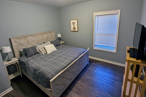 Bed, TV and multimedia, Photo of the whole room, Bedroom