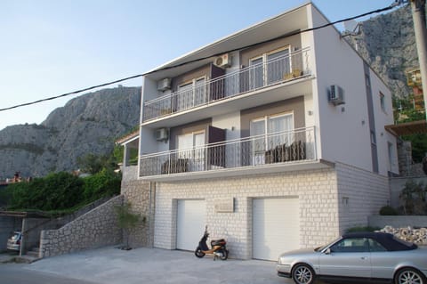 Property building, Facade/entrance, Parking