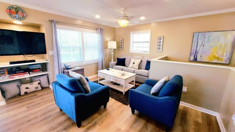 Communal lounge/ TV room, Bed, TV and multimedia, Living room, Seating area