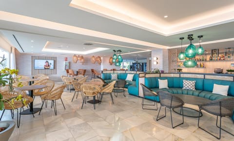 Restaurant/places to eat, Lounge or bar