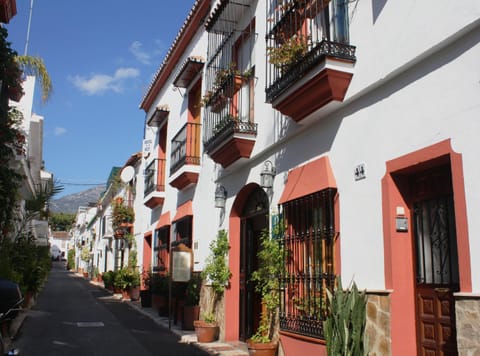 Property building, Day