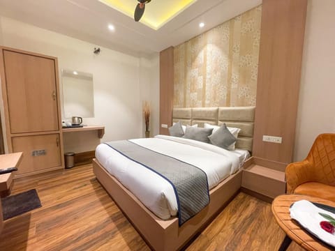 Bed, Living room, Photo of the whole room, Seating area, Bedroom, hair dresser, towels, wardrobe